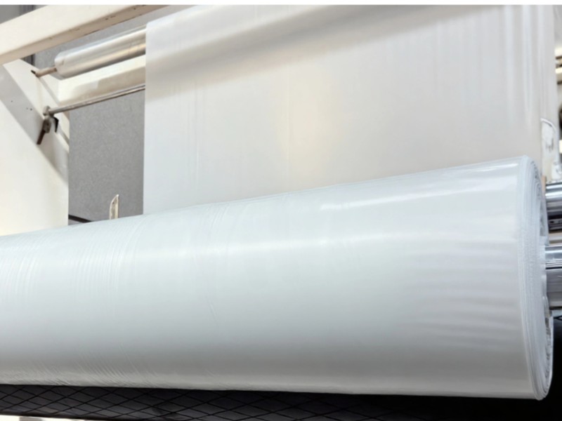 Roll of clear heavy duty PE stretch wrap for industrial pallet packaging and stabilization